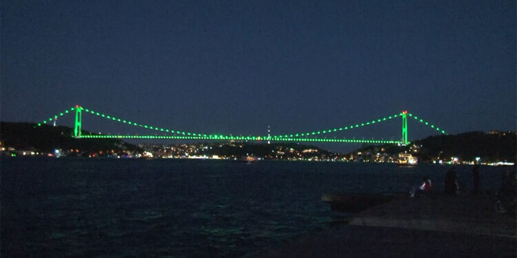 FSM Köpürüsü, 'Skolyoz Farkındalık Günü' sebebiyle yeşil renkle aydınlatıldı