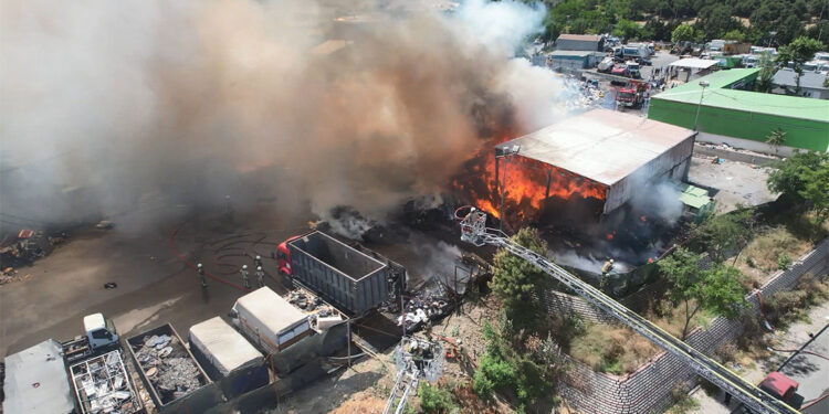Gaziosmanpaşa'da katı atık tesisinde çıkan yangın söndürüldü