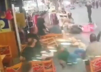 Gaziosmanpaşa'da motosiklet kafeteryaya daldı