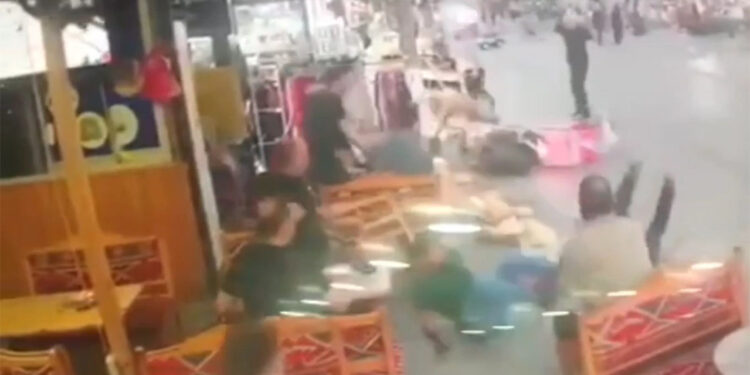 Gaziosmanpaşa'da motosiklet kafeteryaya daldı