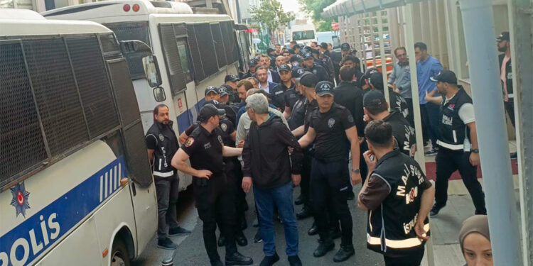 İBB'ye yönelik soruşturma kapsamında gözaltına alınan 36 kişi adliyeye sevk edildi