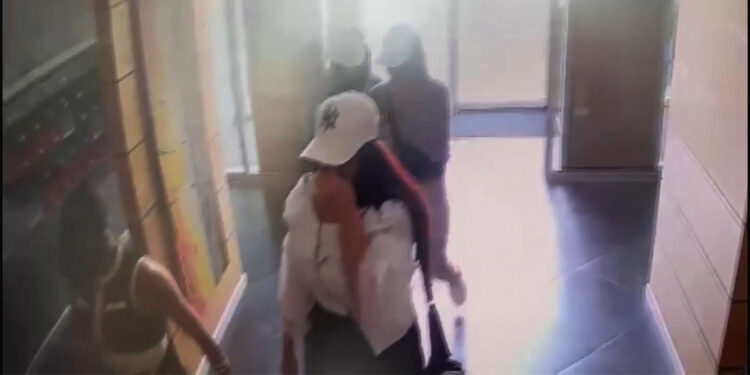 İstanbul'da ziynet eşyası çaldığı iddia edilen 3 kadın yakalandı