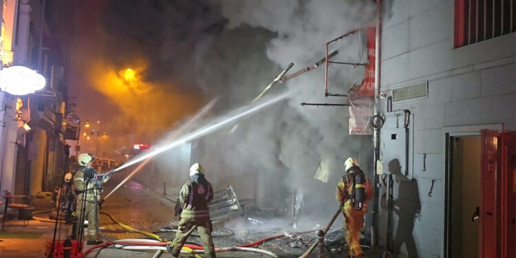 Kadıköy'de elektronik eşya dükkanında yangın