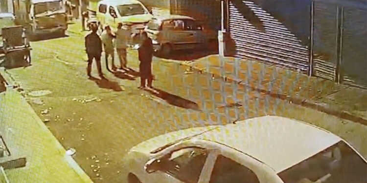 Kağıthane'de kavgada tek yumrukla aracın camını patlattı