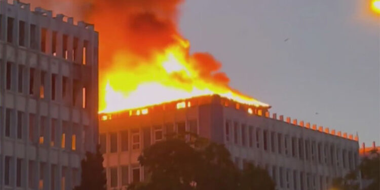 Kartal'da boş binanın çatısında çıkan yangın söndürüldü