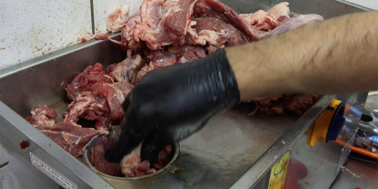 Etleri kıyma yaptırmak isteyenler kasaplarda yoğunluk oluşturdu