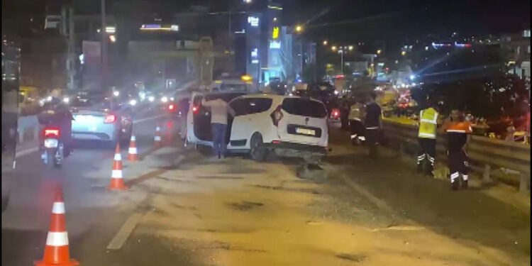 Pendik'te 6 aracın karıştığı zincirleme trafik kazasında 5 kişi yaralandı