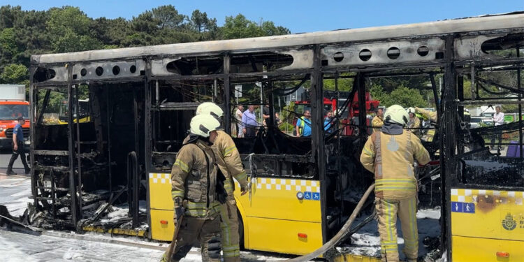 Sarıyer'de İETT otobüsü alev alev yandı; 25 yolcu tahliye edildi 