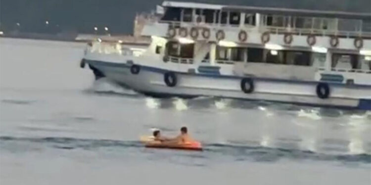 Sarıyer'de şişme botla denize açılan çocuklar kurtarıldı