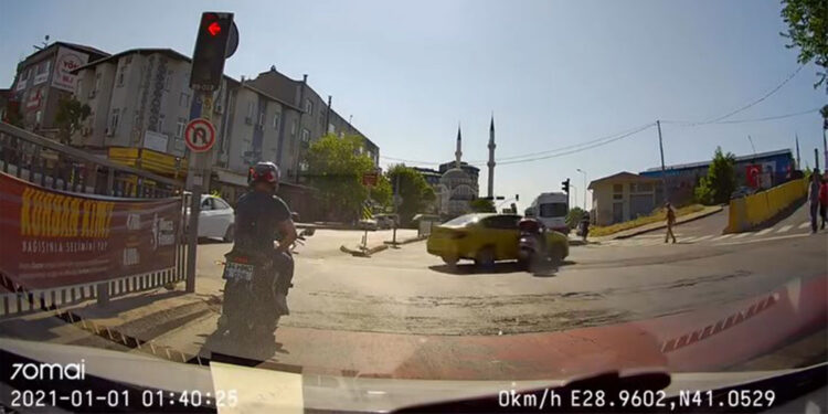 Şişli'de motosiklet sürücüsü taksi ile çarpıştı