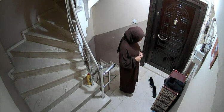 Sultangazi'de daireye hırsızlık için girdiler; çocuk sesiyle panikleyip kaçtılar