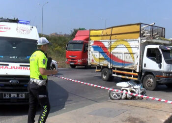 Ümraniye'de kamyonete çarpan motosikletli hayatını kaybetti