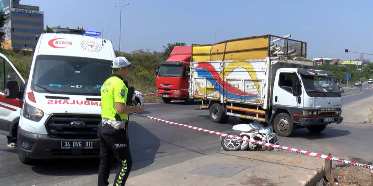 Ümraniye'de kamyonete çarpan motosikletli hayatını kaybetti
