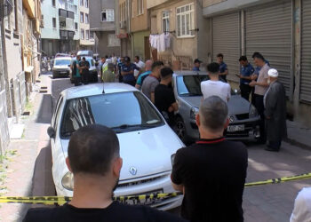 Zeytinburnu'nda otomobil doğalgaz kutusuna çarptı