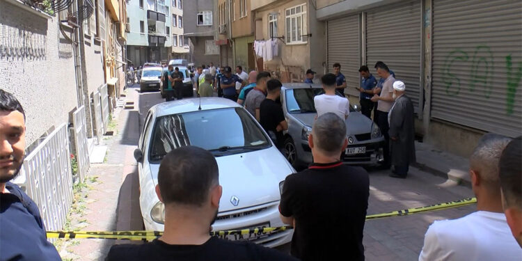 Zeytinburnu'nda otomobil doğalgaz kutusuna çarptı