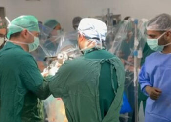Parkinson hastalarına beyin pili ameliyatı