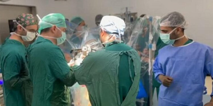 Parkinson hastalarına beyin pili ameliyatı