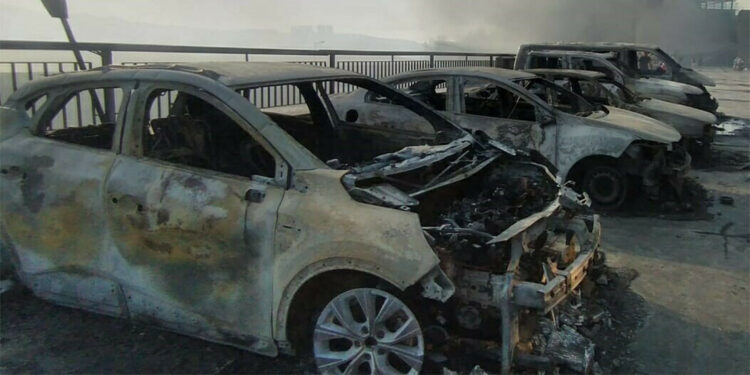 Gaziemir'deki yangın Otokent Galericiler Sitesi'ne sıçradı