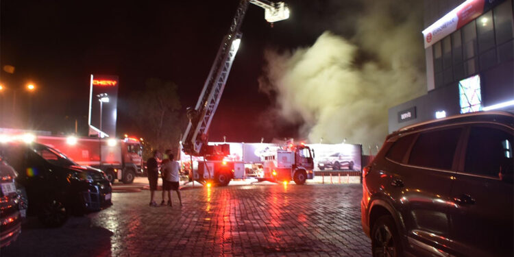 İzmir'de pimapen deposunda yangın çıktı