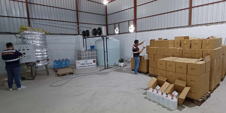 İzmir'de 35 bin 740 litre etil alkol ele geçirildi