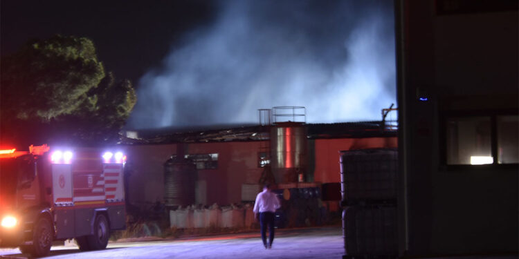 İzmir'de kimya fabrikasında korkutan yangın