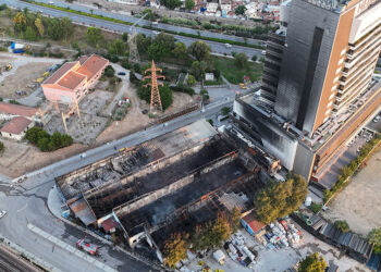 İzmir'deki plastik fabrikasının deposunda çıkan yangının hasarı büyük