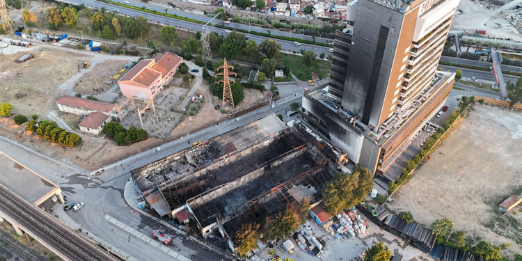 İzmir'deki plastik fabrikasının deposunda çıkan yangının hasarı büyük