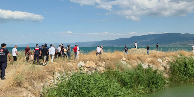 Önce terlikleri sonra cansız bedenleri bulundu