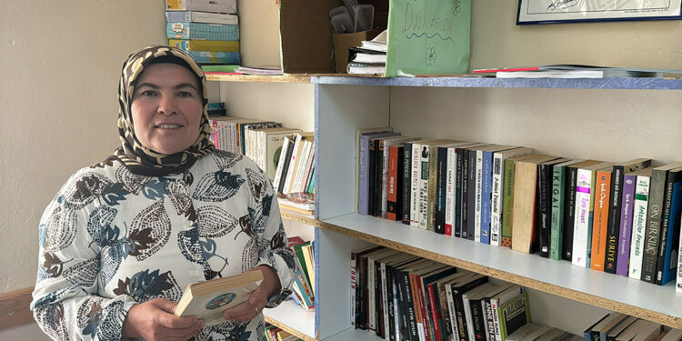 İlçenin ilk kadın muhtarı, mahallesine kütüphane kazandırdı