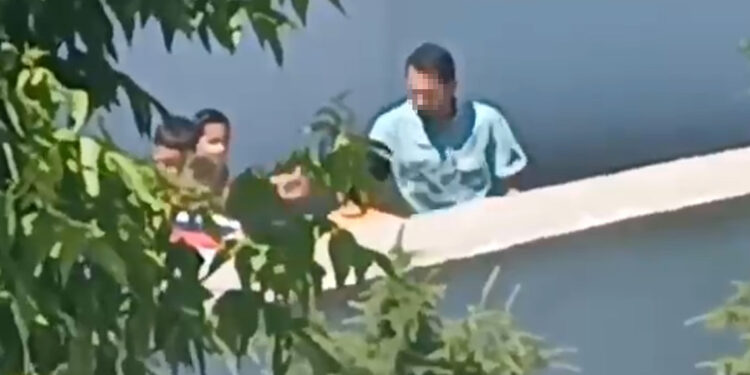 İlkokul bahçesinde müdür yardımcısından öğrenciye tokat