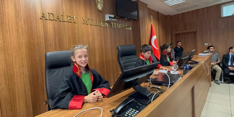 İlkokul öğrencileri adliyeyi ziyaret etti, duruşma canlandırdı