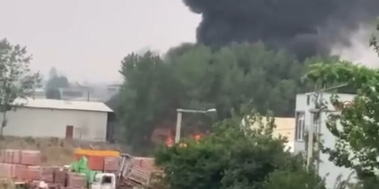 İnşaat malzemesi satışı yapılan iş yerinde yangın