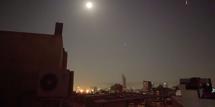 İran, İsrail'e 370 balistik füze attı