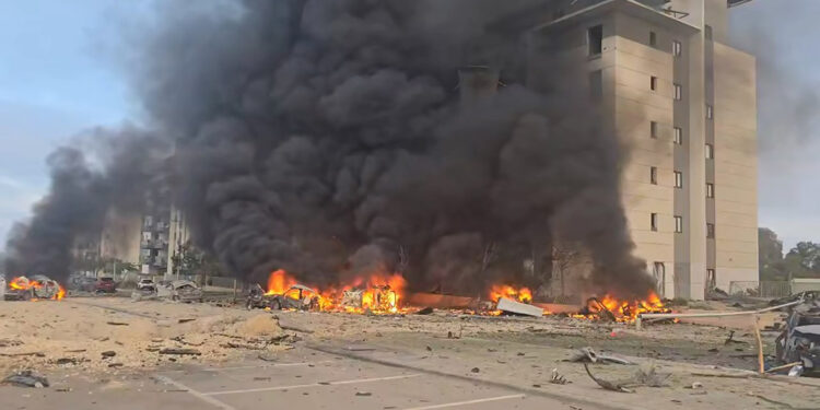 İran, İsrail'in güneyindeki Beerşeba kentini füzelerle vurdu