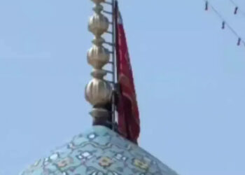 İran'daki Cemkeran Camii'ne kırmızı 'intikam' bayrağı çekildi