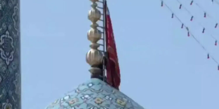 İran'daki Cemkeran Camii'ne kırmızı 'intikam' bayrağı çekildi