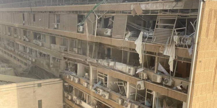 İran'dan İsrail'e balistik füze saldırısı; hastane binası yıkıldı