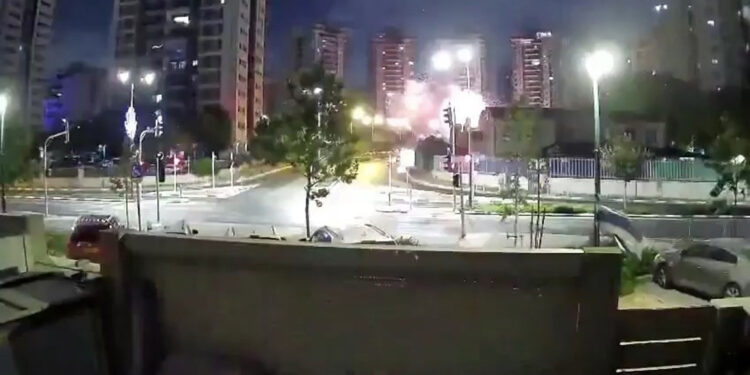 İran'ın İsrail'e fırlattığı balistik füzeler bazı kentlere isabet etti