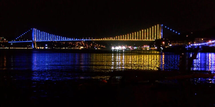 İstanbul Boğazı'ndaki köprüler, Fenerbahçe'nin renkleriyle ışıklandırıldı