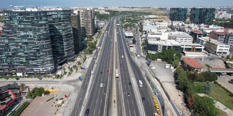 İstanbul'da bayramın 2'nci günüboş kalan yollar havadan görüntülendi