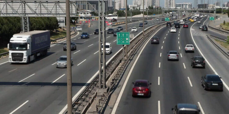 İstanbul'da şaşırtan Pazartesi; Trafik yoğunluğu yüzde 15
