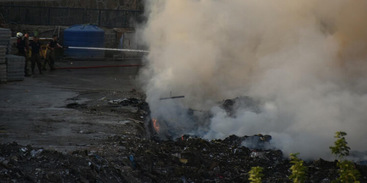 İzmir'de çöplük yangını