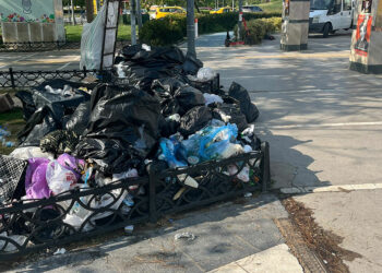İzmir'de grevin 6'ncı gününde Konak'ta çöpler birikti
