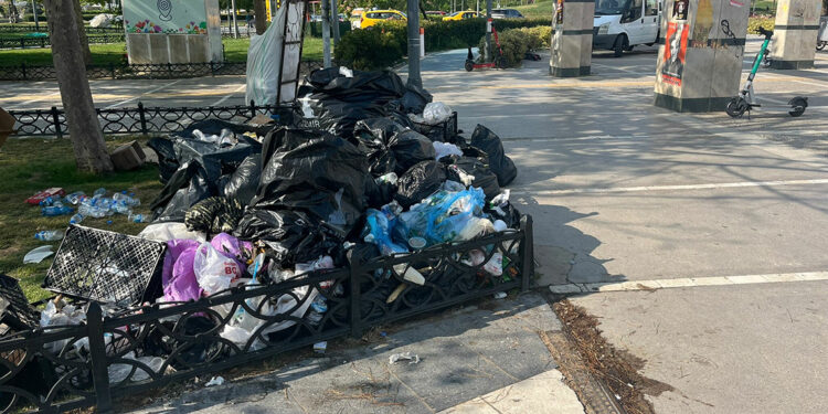 İzmir'de grevin 6'ncı gününde Konak'ta çöpler birikti