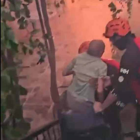 İzmir'deki yangına müdahale sürüyor; Yerleşim yerleri tehdit altında