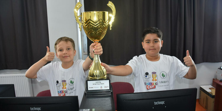 İzmirli öğrencilerin tasarladığı 'çevreci oyun' ödül getirdi