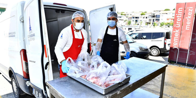 İzmirlilerin et bağışları ihtiyaç sahiplerine ulaştırılıyor