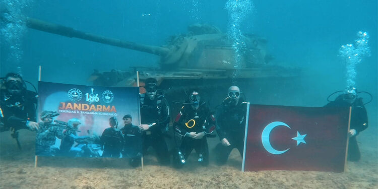 Jandarma, Saros'ta batık tanka dalış yaparak kuruluş yıl dönümünü kutladı