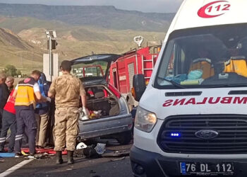 Kars'ta TIR ile otomobil çarpıştı; 1 ölü, 2 yaralı