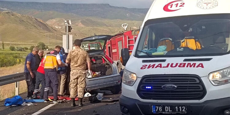 Kars'ta TIR ile otomobil çarpıştı; 1 ölü, 2 yaralı